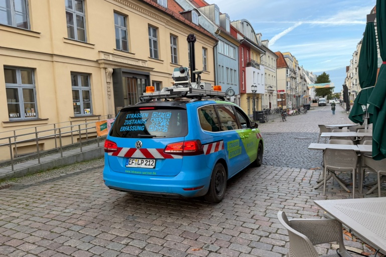 Messfahrzeug für digitale Straßenerfassung in der Greifswalder Innenstadt