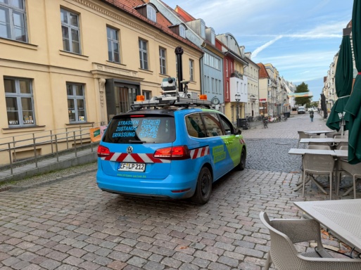 Messfahrzeug für digitale Straßenerfassung in der Greifswalder Innenstadt