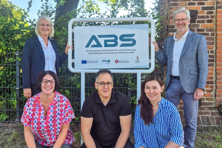 Oberbürgermeister Dr. Stefan Fassbinder und ABS Geschäftsführerin Doreen Au mit dem neuen Projektteam für ANKER