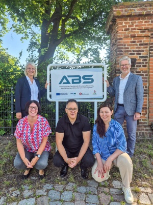 Projektteam Begegnungsstätte ANKER © Ute Lochner Oberbürgermeister Dr. Stefan Fassbinder und ABS Geschäftsführerin Doreen Au mit dem neuen Projektteam für ANKER