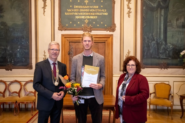 Leon Burka (mi.) erhielt im Beisein von Prof. Dr. Katharina Riedel (re.) den Preis des Oberbürgermeisters