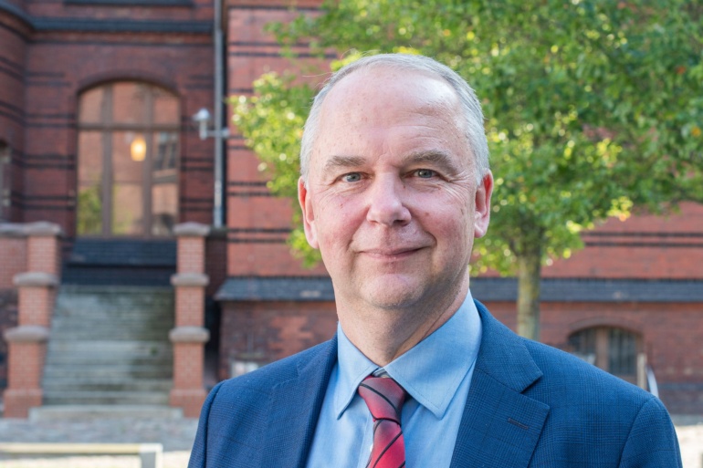 Portrait von Prof. Dr. Steffen Fleßa - Professor für Allgemeine Betriebswirtschaftslehre und Gesundheitsmanagement an der Universität Greifswald 
