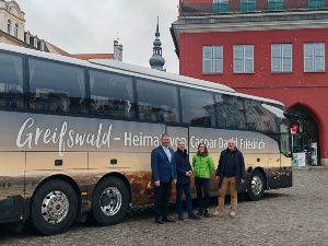 Neuer Reisebus wirbt für Greifswald, (v.l.n.r.) Torsten Behm (Taxi Wedow), Dr. Stefan Fassbinder (Oberbürgermeister), Gudrun Koch (Greifswald Marketing GmbH), Maik Wittenbecher (Greifswald Marketing GmbH)