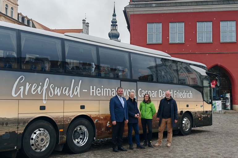 Neuer Reisebus wirbt für Greifswald, (v.l.n.r.) Torsten Behm (Taxi Wedow), Dr. Stefan Fassbinder (Oberbürgermeister), Gudrun Koch (Greifswald Marketing GmbH), Maik Wittenbecher (Greifswald Marketing GmbH)