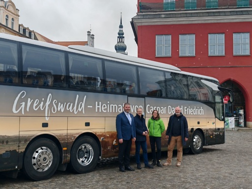 Neuer Reisebus wirbt für Greifswald, (v.l.n.r.) Torsten Behm (Taxi Wedow), Dr. Stefan Fassbinder (Oberbürgermeister), Gudrun Koch (Greifswald Marketing GmbH), Maik Wittenbecher (Greifswald Marketing GmbH)