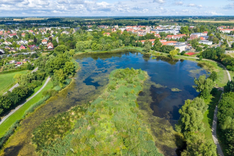 Luftaufnahme vom Ellernholzteich mit seinem Rundweg