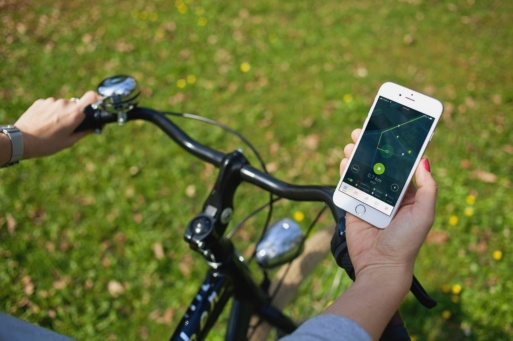 Blick auf ein Smartphone mit der Stadtradeln-App