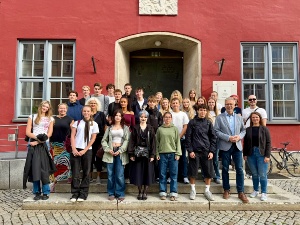 Schüleraustausch Lund und Greifswald September 2026 (c) Andrea Reimann (5) © Andrea Reimann Schüler aus Lund und Greifswald auf der Rathaustreppe mit dem Oberbürgermeister