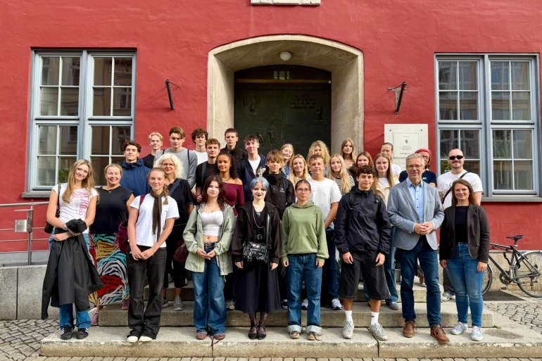 Schüler aus Lund und Greifswald auf der Rathaustreppe mit dem Oberbürgermeister