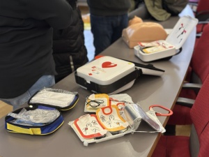 Schulung Defibrillatoren in der UHGW © André Gschweng Defibrillator als Vorführgerät bei einer Schulung
