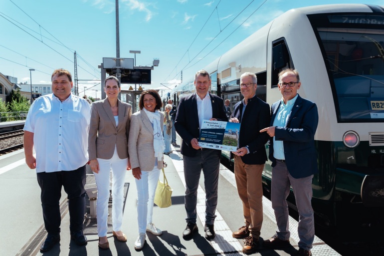 Geschäftsführer der Pressnitztalbahn Kay Kreisel, Staatssekretärin Ines Jesse, Prof. Madelaine Tolani, Landrat Michael Sack, Oberbürgermeister Dr. Stefan Fassbinder und Wirtschaftsminister Wolfgang Blank vor der Sommerlinie
