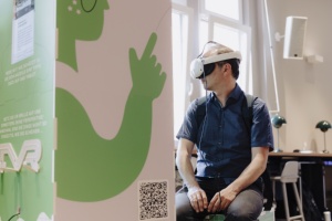 Aktionslabor in der Stadtbibliothek © Laura Müller Mann mit VR Brille sitzt im Aktionslabor