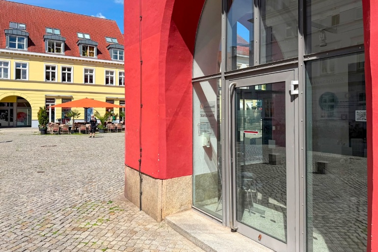 Eingang des Greifswalder Standesamtes im Rathaus