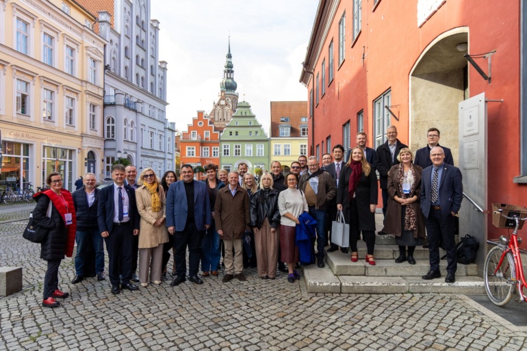 Vorstand der UBC beim Gruppenbild auf der Rathaustreppe