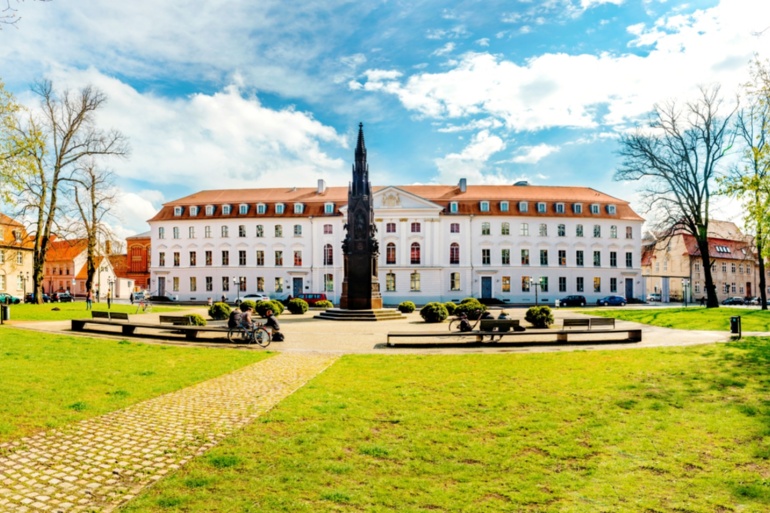 Hauptgebäude der Universität Greifswald und Rubenow-Denkmal