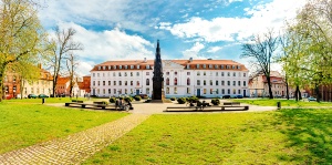 Hauptgebäude der Universität Greifswald und Rubenow-Denkmal