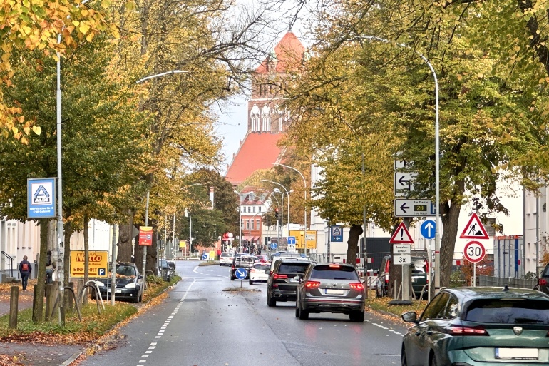 Verkehr in der Anklamer Straße mit Blick Richtung Europakreuzung