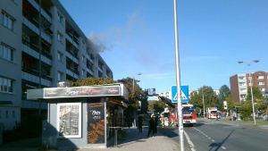 Wohnungsbrand im Ernst-Thälmann-Ring am 9.7.2026, Foto Feuerwehr Greifswald (3) © Greifswalder Feuerwehr Rauch aus einer Wohnung im obersten Stockwerk eines Mehrfamilienhauses