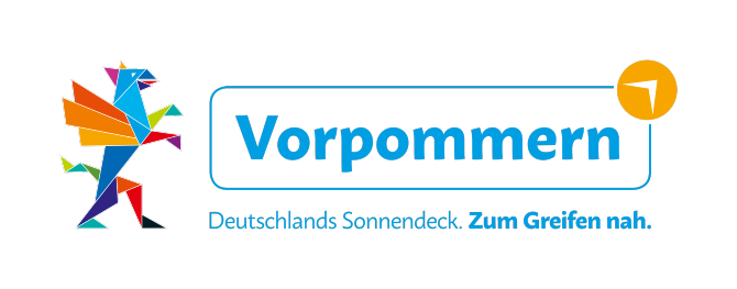 vollfarbiges Logo vom Regionalmarketing und -entwicklung Vorpommern e. V. © Regionalmarketing und -entwicklung Vorpommern e. V. Vollfarbiges Logo des Regionalmarketing und -entwicklung Vorpommern e. V. mit buntem Greifen und dem Slogan "Deutschlands Sonnendeck. Zum Greifen nah."