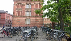 Räder an der alten Universitätsbibliothek, Foto Pressestelle