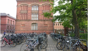 Räder an der alten Universitätsbibliothek, Foto Pressestelle - © Pressestelle Räder an der alten Universitätsbibliothek, Foto Pressestelle