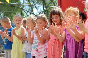 Kinder freuen sich bei Richtfest über Ersatzneubau Kita Zwergenland