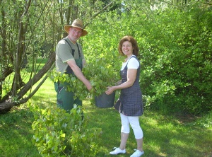 Sabrina Rilke übergibt Äste der Schwarzpappel an Karsten Breede vom Arboretum