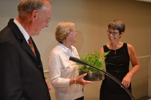 Schenkung CDF-Zeichnung an PLM, Foto Pressestelle (12) © Pressestelle Birte Frenssen schenk dem Ehepaar Liebelt einen echten Teil der Wiese bei Greifswald
