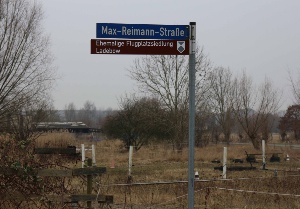 Eines von 3 Hinweisschildern Ehemalige Flugplatzsiedlung Ladebow - © Heino Förste Eines von 3 Hinweisschildern Ehemalige Flugplatzsiedlung Ladebow