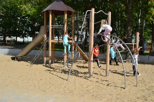 Spielplatz auf dem Schulhof der Weinert-Schule - © Pressestelle Spielplatz auf dem Schulhof der Weinert-Schule