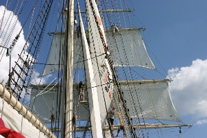 Segelschulschiff Greif. Die Segel werden gesetzt