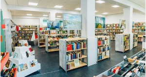 Stadtbibliothek von innen, Bücherregale - © Wally Pruß Stadtbibliothek von innen, Bücherregale