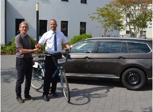 WGG-Vorstand Jörn Roth übergibt anlässlich der Stadtradeln-Aktion seine Autoschlüssel