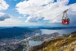 The-Ulriken-Cable-Car-with-Bergen-in-the-background-bg251, Bildquelle visitBergen - © Bildquelle: visitBergen The-Ulriken-Cable-Car-with-Bergen-in-the-background-bg251, Bildquelle visitBergen