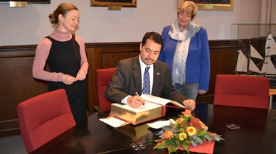 /export/sites/hgw/de/.galleries/Pressestelle-Pressemitteilungen/US-Generalkonsul-Eintrag-Goldenes-Buch-am-4.11.2016-Foto-Pressestelle-1.JPG