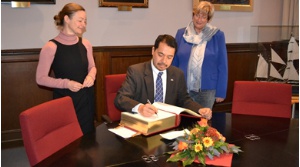 US-Generalkonsul-Eintrag Goldenes Buch am 4.11.2016 Foto Pressestelle (1) - © Pressestelle US-Generalkonsul-Eintrag Goldenes Buch am 4.11.2016 Foto Pressestelle (1)