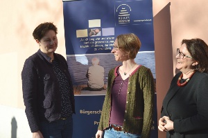 Bieder Übergabe des Fördermittelbescheides im Bürgerhafen v.l.n.r. Nadine Hoffmann, Dr. Anja Eberts, Dr. Monika Meyer-Klette