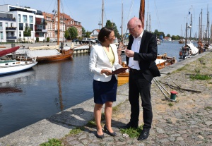 Übergabe Fördermittelbescheid für Uferbefestigung entlang des Hansering durch Minister Pegel an Bausenatorin Jeannette von Busse