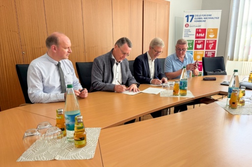 Bausenator Achim Lerm, GF Verkehrsbetrieb Greifswald Henrik Umnus, OB Dr. Stefan Fassbinder und GF Stadtwerke Greifswald unterzeichnen Dienstleistungsauftrag  ÖPNV