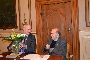 Unterzeichnung der Leihvereinbarung zwischen Herrn Dr. Feltkamp (li) und Herrn Winfried Kremer (re) im Trausaal des Rathauses