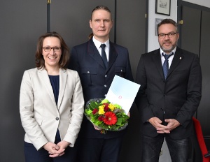 Jeannette von Busse und Stefan Winckler gratulieren Mathias Herenz zur Verbeamtung