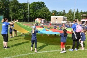 Schwungtuch bei der Vorschulolympiade 2019 - © Pressestelle Schwungtuch bei der Vorschulolympiade 2019