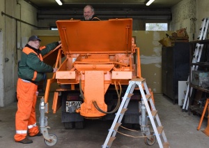 Winterdienst Mitarbeiter des Bauhofs warten die Technik - © Pressestelle Winterdienst Mitarbeiter des Bauhofs warten die Technik