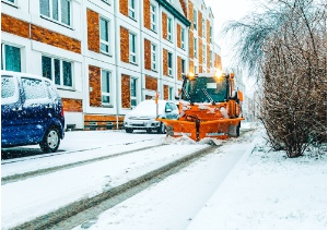 Winterdienstfahrzeug räumt Straße in Greifswald frei