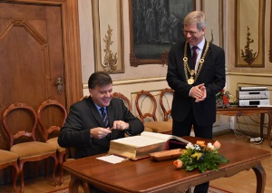 Der argentinische Botschafter trägt sich ins Goldene Buch ein