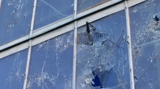 beschädigte Glasfront Sporthalle 3