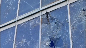 beschädigte Glasfront Sporthalle 3