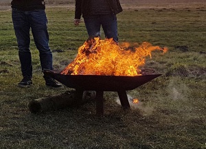 brennende Feuerschale - © Uwe Gildhorn brennende Feuerschale