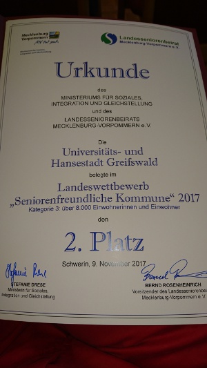 seniorenfreundliche Kommune Urkunde für Greifswald - © Ines Gömer seniorenfreundliche Kommune Urkunde für Greifswald