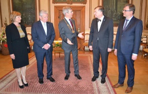 Eintrag ins Goldene Buch zum Nordischen Klang v.l.n.r. Daniela Schadt, Dr. Joachim Gauck, Dr. Stefan Fassbinder, Dr. Mart Laanemäe, Prof. Marko Pantermöller